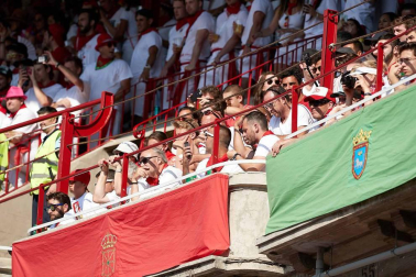Público asistente a la Plaza de Toros de Pamplona durante la cuarta corrida de la Feria del Toro 2018.