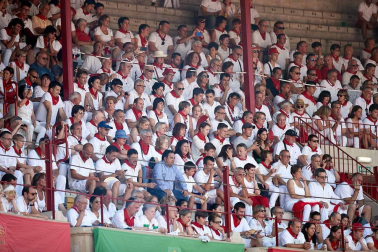 Público asistente a la Plaza de Toros de Pamplona durante la cuarta corrida de la Feria del Toro 2018.