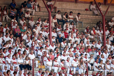 Público asistente a la Plaza de Toros de Pamplona durante la cuarta corrida de la Feria del Toro 2018.