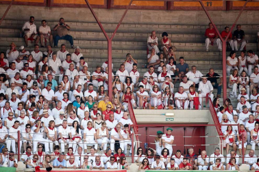 Público asistente a la Plaza de Toros de Pamplona durante la cuarta corrida de la Feria del Toro 2018.