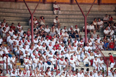 Público asistente a la Plaza de Toros de Pamplona durante la cuarta corrida de la Feria del Toro 2018.
