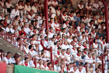 Público asistente a la Plaza de Toros de Pamplona durante la cuarta corrida de la Feria del Toro 2018.