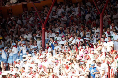 Público asistente a la Plaza de Toros de Pamplona durante la cuarta corrida de la Feria del Toro 2018.