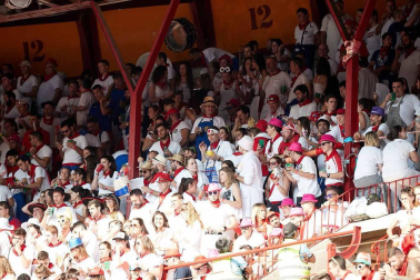 Público asistente a la Plaza de Toros de Pamplona durante la cuarta corrida de la Feria del Toro 2018.