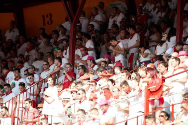 Público asistente a la Plaza de Toros de Pamplona durante la cuarta corrida de la Feria del Toro 2018.
