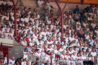 Público asistente a la Plaza de Toros de Pamplona durante la cuarta corrida de la Feria del Toro 2018.