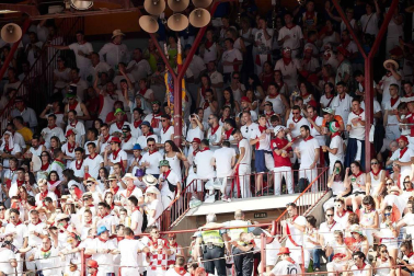 Público asistente a la Plaza de Toros de Pamplona durante la cuarta corrida de la Feria del Toro 2018.