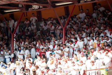 Público asistente a la Plaza de Toros de Pamplona durante la cuarta corrida de la Feria del Toro 2018.
