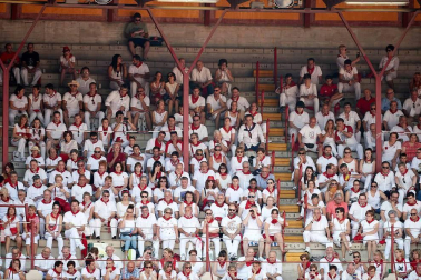 Público asistente a la Plaza de Toros de Pamplona durante la cuarta corrida de la Feria del Toro 2018.