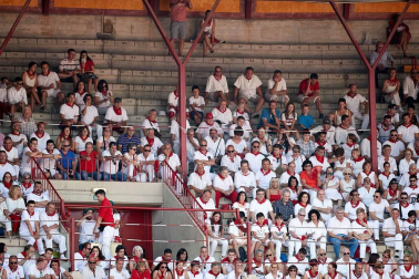 Público asistente a la Plaza de Toros de Pamplona durante la cuarta corrida de la Feria del Toro 2018.