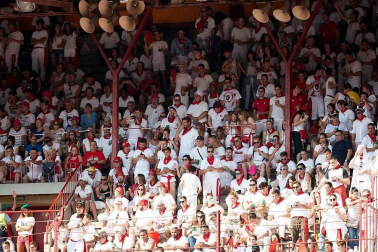 Público asistente a la Plaza de Toros de Pamplona durante la cuarta corrida de la Feria del Toro 2018.