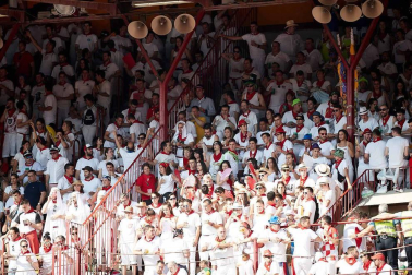 Público asistente a la Plaza de Toros de Pamplona durante la cuarta corrida de la Feria del Toro 2018.