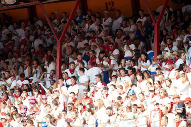 Público asistente a la Plaza de Toros de Pamplona durante la cuarta corrida de la Feria del Toro 2018.