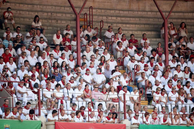 Público asistente a la Plaza de Toros de Pamplona durante la cuarta corrida de la Feria del Toro 2018.