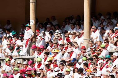 Público asistente a la Plaza de Toros de Pamplona durante la cuarta corrida de la Feria del Toro 2018.