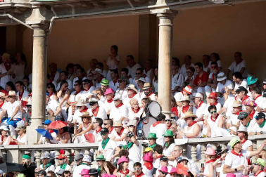 Público asistente a la Plaza de Toros de Pamplona durante la cuarta corrida de la Feria del Toro 2018.