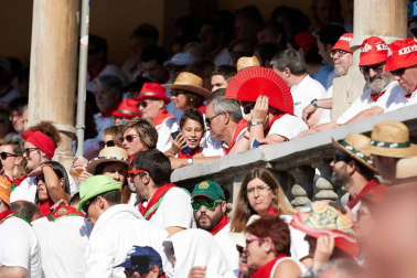 Público asistente a la Plaza de Toros de Pamplona durante la cuarta corrida de la Feria del Toro 2018.