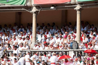 Público asistente a la Plaza de Toros de Pamplona durante la cuarta corrida de la Feria del Toro 2018.