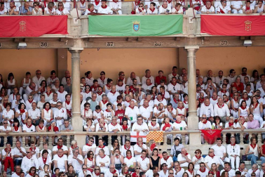 Público asistente a la Plaza de Toros de Pamplona durante la cuarta corrida de la Feria del Toro 2018.
