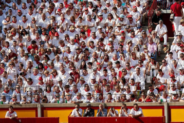 Público asistente a la Plaza de Toros de Pamplona durante la cuarta corrida de la Feria del Toro 2018.