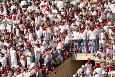 Público asistente a la Plaza de Toros de Pamplona durante la cuarta corrida de la Feria del Toro 2018.