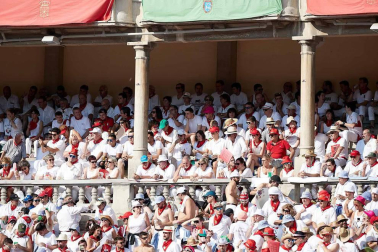 Público asistente a la Plaza de Toros de Pamplona durante la cuarta corrida de la Feria del Toro 2018.