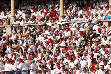 Público asistente a la Plaza de Toros de Pamplona durante la cuarta corrida de la Feria del Toro 2018.