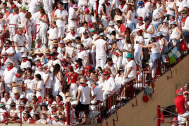 Público asistente a la Plaza de Toros de Pamplona durante la cuarta corrida de la Feria del Toro 2018.
