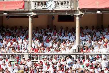 Público asistente a la Plaza de Toros de Pamplona durante la cuarta corrida de la Feria del Toro 2018.