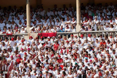 Público asistente a la Plaza de Toros de Pamplona durante la cuarta corrida de la Feria del Toro 2018.