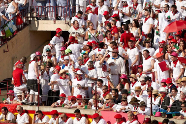 Público asistente a la Plaza de Toros de Pamplona durante la cuarta corrida de la Feria del Toro 2018.