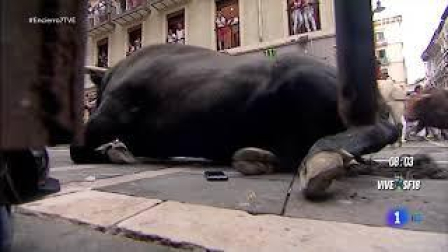 Un toro choca con violencia contra el vallado de Mercaderes aplastando a un mozo