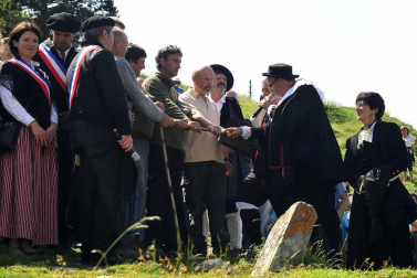 La Piedra de San Martín, frontera entre los valles de Roncal y Baretous (Francia), volvió a ser testigo de la firma del Tributo de las Tres Vacas, acto que sirve para renovar un año más la paz entre valles