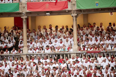 Público asistente a la Plaza de Toros de Pamplona durante la cuarta corrida de la Feria del Toro 2018.
