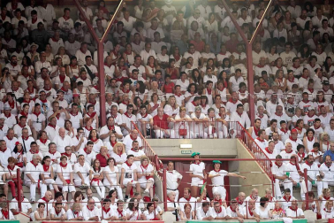 Público asistente a la Plaza de Toros de Pamplona durante la cuarta corrida de la Feria del Toro 2018.