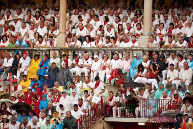 Público asistente a la Plaza de Toros de Pamplona durante la cuarta corrida de la Feria del Toro 2018.
