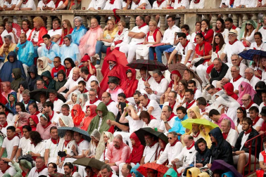 Público asistente a la Plaza de Toros de Pamplona durante la cuarta corrida de la Feria del Toro 2018.