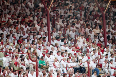 Público asistente a la Plaza de Toros de Pamplona durante la cuarta corrida de la Feria del Toro 2018.