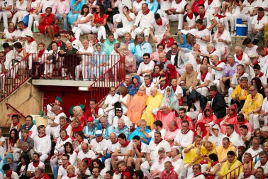Público asistente a la Plaza de Toros de Pamplona durante la cuarta corrida de la Feria del Toro 2018.