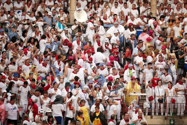 Público asistente a la Plaza de Toros de Pamplona durante la cuarta corrida de la Feria del Toro 2018.
