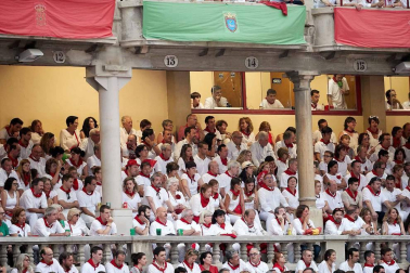 Público asistente a la Plaza de Toros de Pamplona durante la cuarta corrida de la Feria del Toro 2018.