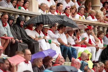 Público asistente a la Plaza de Toros de Pamplona durante la cuarta corrida de la Feria del Toro 2018.