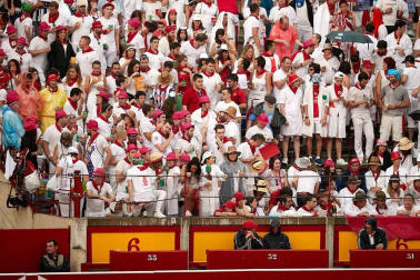 Público asistente a la Plaza de Toros de Pamplona durante la cuarta corrida de la Feria del Toro 2018.