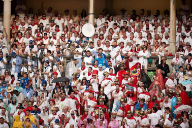 Público asistente a la Plaza de Toros de Pamplona durante la cuarta corrida de la Feria del Toro 2018.