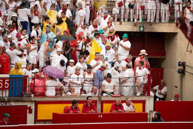 Público asistente a la Plaza de Toros de Pamplona durante la cuarta corrida de la Feria del Toro 2018.