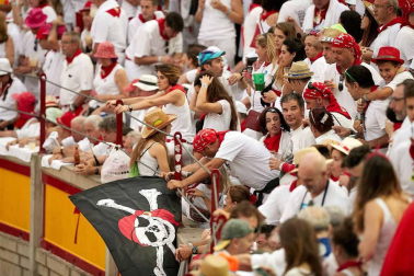 Público asistente a la Plaza de Toros de Pamplona durante la cuarta corrida de la Feria del Toro 2018.