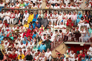 Público asistente a la Plaza de Toros de Pamplona durante la cuarta corrida de la Feria del Toro 2018.