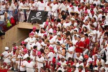 Público asistente a la Plaza de Toros de Pamplona durante la cuarta corrida de la Feria del Toro 2018.