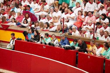 Público asistente a la Plaza de Toros de Pamplona durante la cuarta corrida de la Feria del Toro 2018.