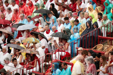 Público asistente a la Plaza de Toros de Pamplona durante la cuarta corrida de la Feria del Toro 2018.